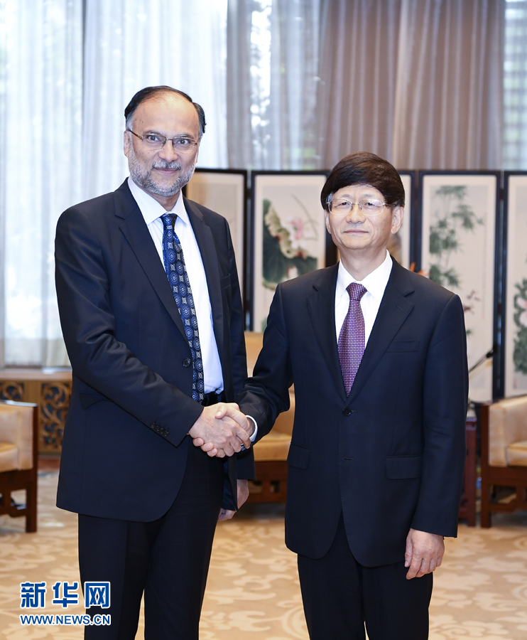9月26日，中共中央政治局委員、中央政法委書(shū)記孟建柱在北京會(huì)見(jiàn)來(lái)華出席國(guó)際刑警組織第86屆全體大會(huì)的巴基斯坦內(nèi)政部長(zhǎng)伊克巴爾。新華社記者 張領(lǐng) 攝