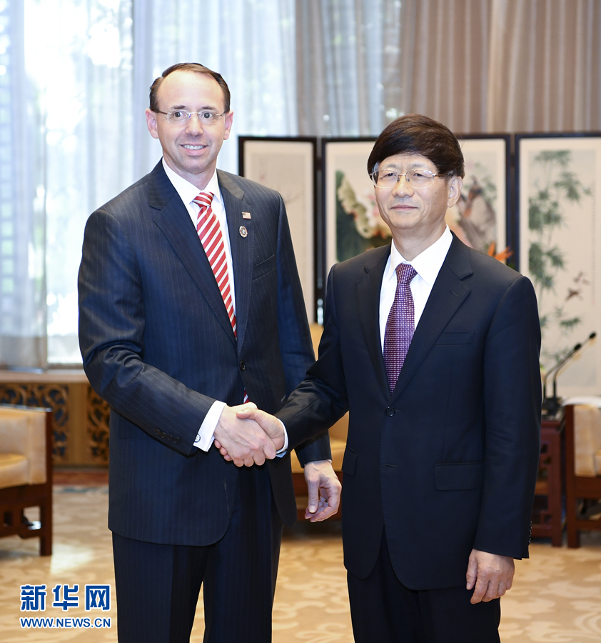 9月26日，中共中央政治局委員、中央政法委書(shū)記孟建柱在北京會(huì)見(jiàn)來(lái)華出席國(guó)際刑警組織第86屆全體大會(huì)的美國(guó)司法部常務(wù)副部長(zhǎng)羅森斯坦。新華社記者 張領(lǐng) 攝