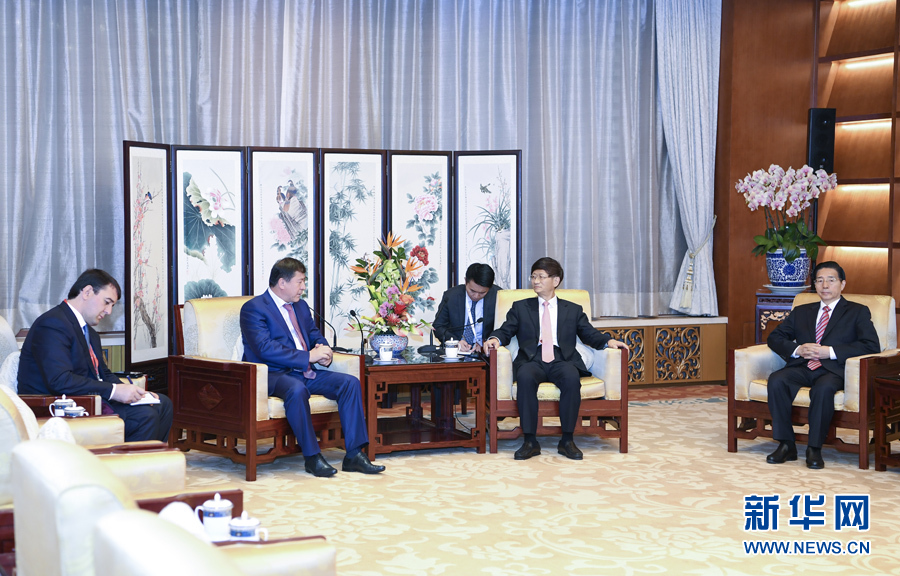 9月26日，中共中央政治局委員、中央政法委書(shū)記孟建柱在北京會(huì)見(jiàn)來(lái)華出席國(guó)際刑警組織第86屆全體大會(huì)的塔吉克斯坦內(nèi)務(wù)部長(zhǎng)拉希姆佐達(dá)。國(guó)務(wù)委員、公安部部長(zhǎng)郭聲琨參加有關(guān)會(huì)見(jiàn)。新華社記者 張領(lǐng) 攝