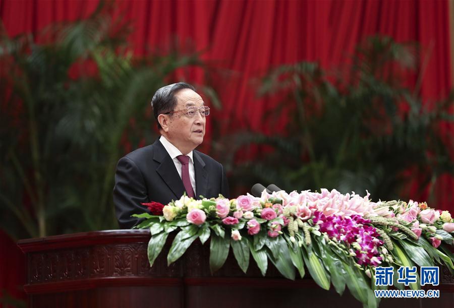 9月28日，全國政協(xié)辦公廳、中共中央統(tǒng)戰(zhàn)部、國務(wù)院僑辦、國務(wù)院港澳辦、國務(wù)院臺辦在北京人民大會堂聯(lián)合舉行國慶招待會。中共中央政治局常委、全國政協(xié)主席俞正聲與2800多名港澳臺僑各界代表歡聚一堂，慶祝中華人民共和國成立68周年。這是俞正聲在招待會上致辭。新華社記者 龐興雷 攝
