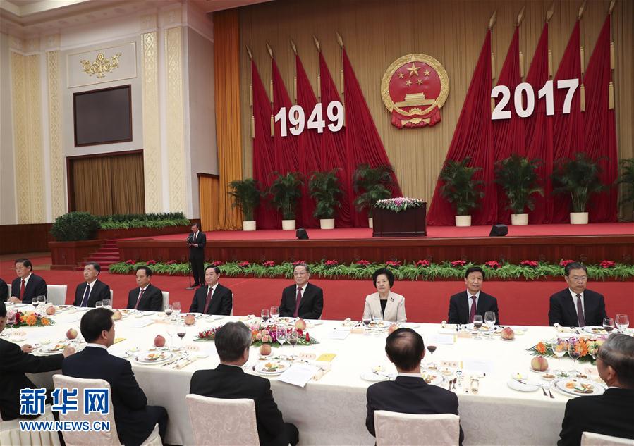 9月28日，全國政協(xié)辦公廳、中共中央統(tǒng)戰(zhàn)部、國務(wù)院僑辦、國務(wù)院港澳辦、國務(wù)院臺辦在北京人民大會堂聯(lián)合舉行國慶招待會。中共中央政治局常委、全國政協(xié)主席俞正聲與2800多名港澳臺僑各界代表歡聚一堂，慶祝中華人民共和國成立68周年。這是俞正聲在招待會上致辭。新華社記者 龐興雷 攝