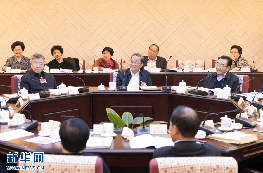 10月30日，政協(xié)第十二屆全國委員會常務(wù)委員會第二十三次會議舉行分組討論，與會人員圍繞深入學(xué)習(xí)貫徹中共十九大精神認(rèn)真討論，積極建言獻(xiàn)策。全國政協(xié)主席俞正聲參加討論。新華社記者 丁海濤 攝