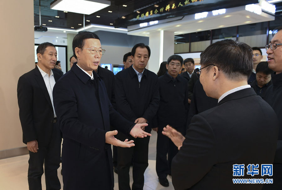 11月14日至15日，國務(wù)院副總理張高麗在黑龍江調(diào)研。這是11月14日，張高麗到黑龍江工業(yè)技術(shù)研究院成果展示中心，了解產(chǎn)學研結(jié)合推動創(chuàng)新發(fā)展情況。 新華社記者 高潔 攝