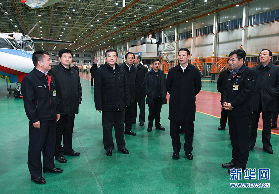 11月14日至15日，國務(wù)院副總理張高麗在黑龍江調(diào)研。這是11月14日，張高麗到哈爾濱飛機工業(yè)集團有限責任公司了解國有老企業(yè)轉(zhuǎn)型升級情況。 新華社記者 高潔 攝
