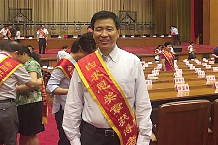 黃國(guó)寧被授予我國(guó)衛(wèi)生行業(yè)的最高榮譽(yù)“白求恩獎(jiǎng)?wù)?rdquo;。