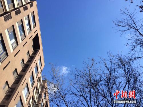 2017年12月7日，北京空氣質(zhì)量較好，圖為北京豐臺(tái)區(qū)某小區(qū)拍到的藍(lán)天。<a target='_blank'  >中新網(wǎng)</a> 邱宇 攝
