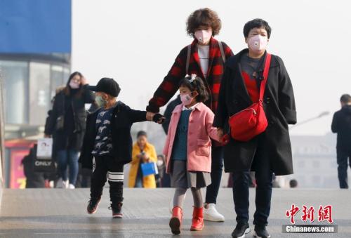 2016年12月19日，北京被霧霾籠罩，民眾戴防霧霾口罩出行。 <a target='_blank' >中新社</a>記者 杜洋 攝