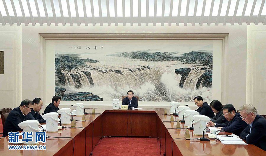 1月16日，中共十二屆全國人大常委會黨組在北京召開會議，認真學(xué)習(xí)領(lǐng)會習(xí)近平總書記在十九屆中央紀委二次全會上的重要講話和全會精神，研究部署貫徹落實工作。全國人大常委會委員長、常委會黨組書記張德江主持會議并講話。新華社記者 劉衛(wèi)兵 攝