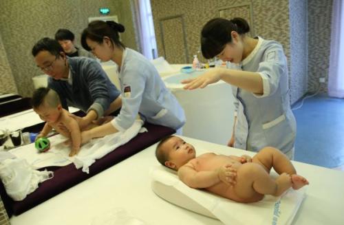 資料圖片：1月30日，母嬰家庭保健師在上海一家月子會(huì)所內(nèi)護(hù)理嬰兒。新華社記者 裴鑫 攝