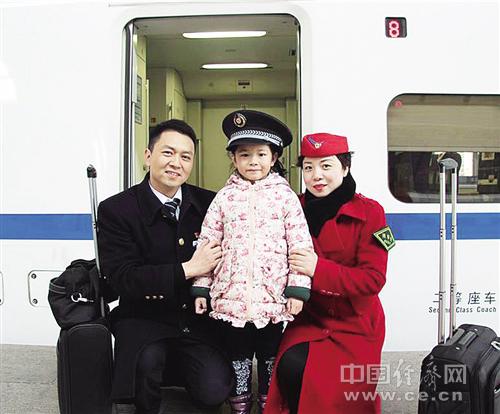 陳剛（左）、肖三英以及女兒陳昱彤的合照。經(jīng)濟(jì)日?qǐng)?bào)-中國(guó)經(jīng)濟(jì)網(wǎng)記者 王軼辰攝