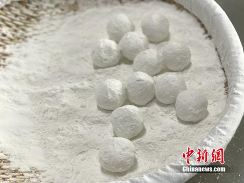 制作元宵時，首先要將餡料做好，沾上水，再投進(jìn)盛滿糯米粉的笸籮內(nèi)搖。<a target='_blank'  ><p  align=