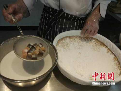 制作元宵時，首先要將餡料做好，沾上水，再投進(jìn)盛滿糯米粉的笸籮內(nèi)搖。<a target='_blank'  ><p  align=