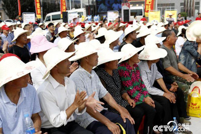 活動(dòng)現(xiàn)場，農(nóng)戶們聽講很認(rèn)真