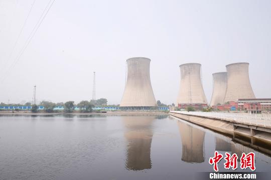 按照規(guī)劃，位于首鋼園區(qū)內(nèi)的滑雪大跳臺建成后將成為世界首例永久保留和使用的單板大跳臺場地。圖為單板大跳臺選址所在地?！№n海丹 攝