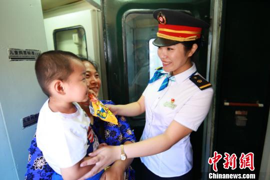 圖為列車員為旅客提供服務(wù)。(中國鐵路哈爾濱局集團(tuán)有限公司提供)
