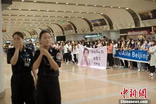 資料圖為一名韓國藝人的“粉絲”在北京首都國際機場接機。<a target='_blank' ><p  align=