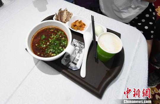 圖為“環(huán)西部火車游Y667/8次”列車上推出蘭州牛肉面套餐，套餐38元，有一碗牛肉面、一碟牛肉、一個雞蛋、一份小菜、一份甜胚子。　楊艷敏 攝