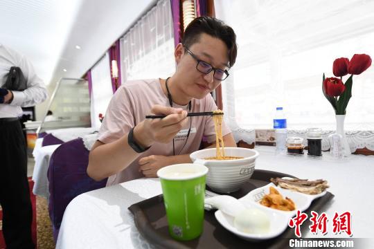 圖為旅客在列車上享用正宗牛肉面。　楊艷敏 攝