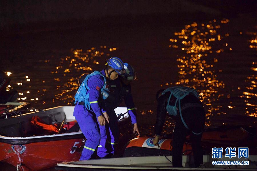 （重慶公交車墜江事故·圖文互動）（1）夜幕降臨，重慶萬州公交客車墜江事故救援工作仍在進(jìn)行中