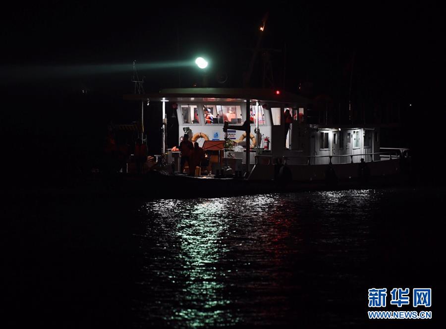 （重慶公交車墜江事故·圖文互動）（2）夜幕降臨，重慶萬州公交客車墜江事故救援工作仍在進(jìn)行中
