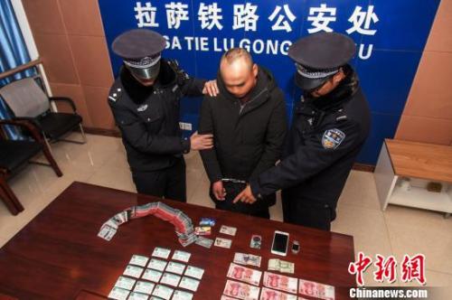 資料圖：一犯罪嫌疑人對(duì)拉薩鐵路警方查獲的火車(chē)票進(jìn)行指認(rèn)?！『鷤黯?攝