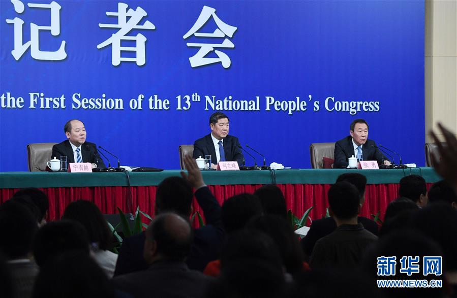 （兩會(huì)·XHDW）（3）國(guó)家發(fā)改委主任何立峰等就“創(chuàng)新和完善宏觀調(diào)控，推動(dòng)高質(zhì)量發(fā)展”答記者問(wèn)