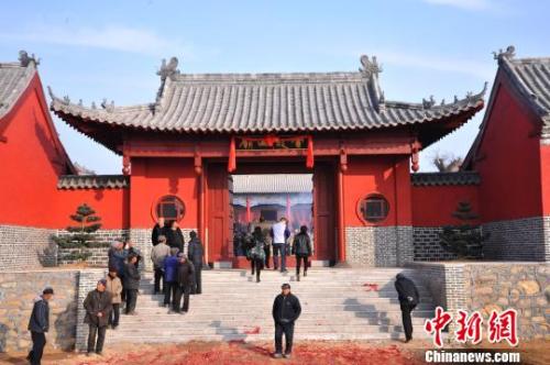 資料圖：元旦小長假期間，威海南海新區(qū)云龍山上舉辦新年廟會(huì)?！⒉?攝