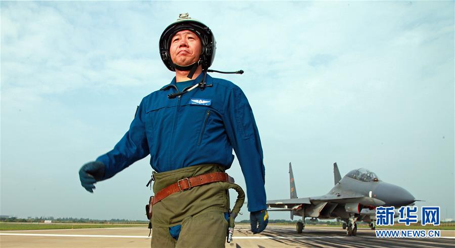 （新華全媒頭條·圖文互動）（1）戰(zhàn)鷹，為祖國奮飛——記空軍航空兵某旅旅長、特級飛行員郝井文