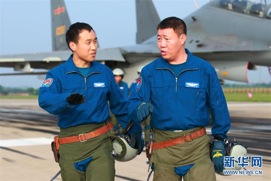 （新華全媒頭條·圖文互動）（3）戰(zhàn)鷹，為祖國奮飛——記空軍航空兵某旅旅長、特級飛行員郝井文