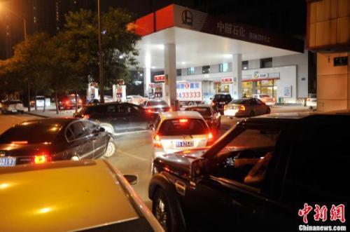 資料圖：山西太原一加油站內(nèi)，私家車主排隊加油。<a target='_blank' ><p  align=