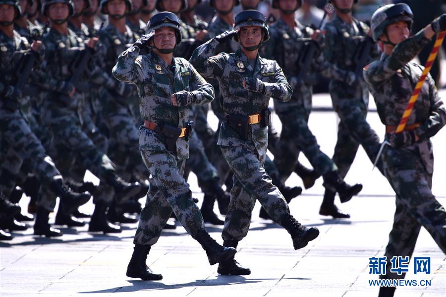 （新華全媒頭條·強(qiáng)軍思想引領(lǐng)新征程·圖文互動(dòng)）（4）那一刻，我們光榮接受檢閱