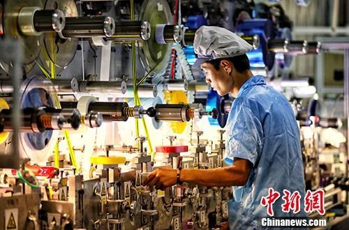圖為江蘇鹽城一家企業(yè)內(nèi)的生產(chǎn)景象。<a target='_blank' ><p  align=
