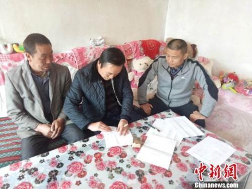 資料圖：圖為扶貧隊(duì)伍進(jìn)貧困戶里，給貧困戶宣講政策?！＄娦?攝