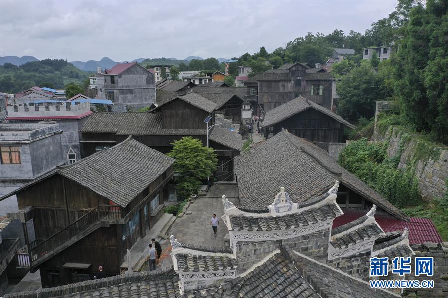 （壯麗70年·奮斗新時(shí)代——記者再走長(zhǎng)征路·圖文互動(dòng)）（3）手捧棉被憶紅軍：走了那么多年，我們都念他們的好