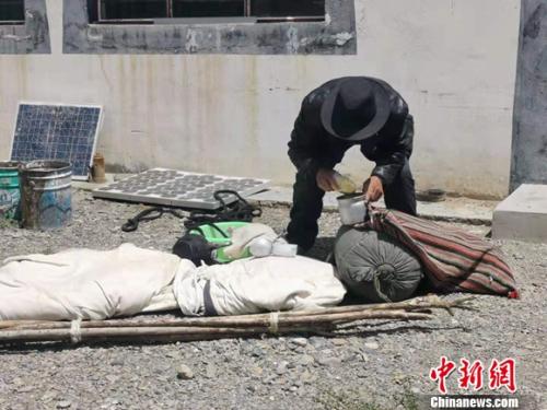圖為黨確桑布展示以前巡邊時要帶的東西。 謝藝觀 攝