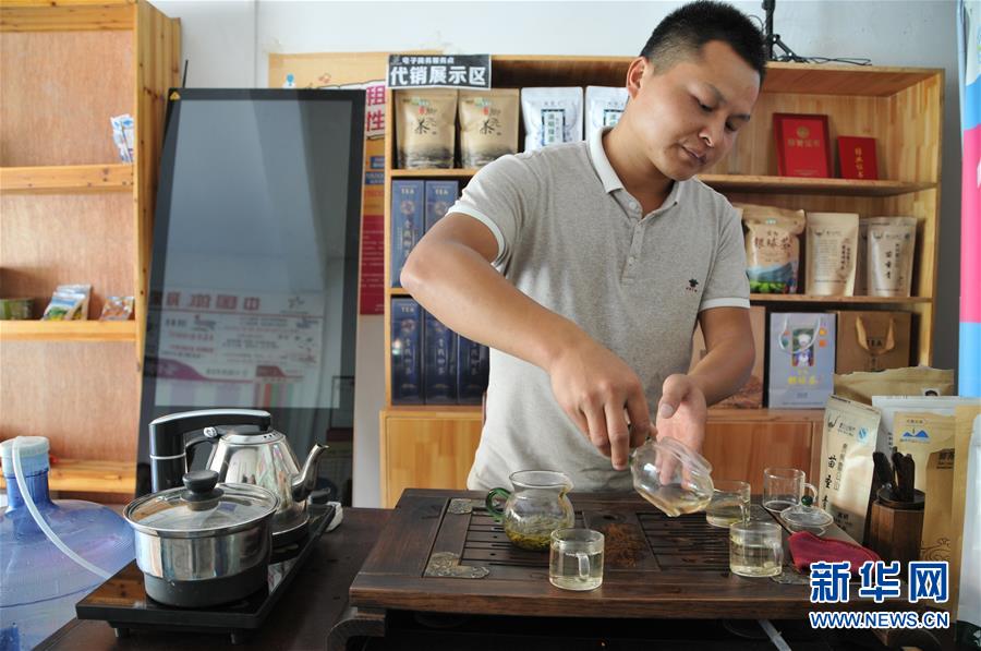 （在習(xí)近平新時(shí)代中國特色社會主義思想指引下——新時(shí)代新作為新篇章·總書記關(guān)心的百姓身邊事·圖文互動(dòng)）（2）手機(jī)成為“新農(nóng)具”　莊戶人變“新店家”——農(nóng)村電商助力農(nóng)民豐收
