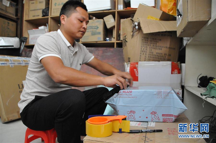 （在習(xí)近平新時(shí)代中國特色社會主義思想指引下——新時(shí)代新作為新篇章·總書記關(guān)心的百姓身邊事·圖文互動(dòng)）（3）手機(jī)成為“新農(nóng)具”　莊戶人變“新店家”——農(nóng)村電商助力農(nóng)民豐收