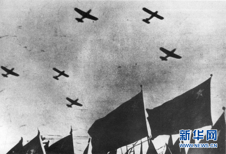 （新華全媒頭條·人民空軍70年·圖文互動(dòng)）（1）陽光照耀奮飛的航程——黨中央、中央軍委和習(xí)主席關(guān)心人民空軍建設(shè)發(fā)展紀(jì)實(shí)
