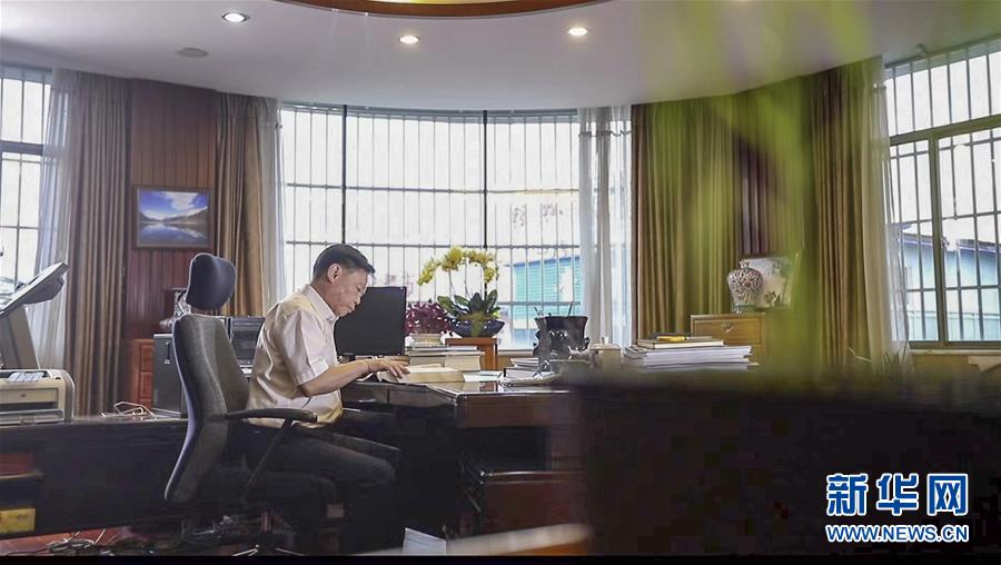 （新華全媒頭條·時(shí)代先鋒·圖文互動）（6）“要把論文寫在大地上”——記“農(nóng)民院士”朱有勇