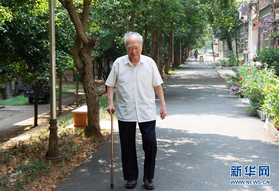 （新華全媒頭條·圖文互動）（9）滄海橫流 信仰彌堅——記共產(chǎn)黨員、湘潭大學(xué)九旬教授滄南