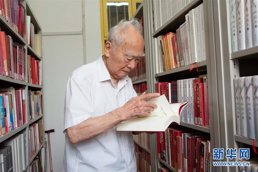（新華全媒頭條·圖文互動）（6）滄海橫流 信仰彌堅——記共產(chǎn)黨員、湘潭大學(xué)九旬教授滄南