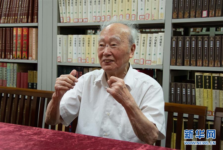 （新華全媒頭條·圖文互動）（5）滄海橫流 信仰彌堅——記共產(chǎn)黨員、湘潭大學(xué)九旬教授滄南