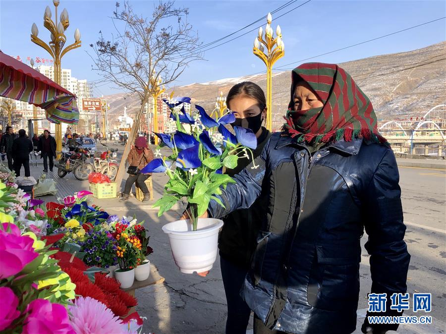 （新春走基層·圖文互動）（2）“只要備好年貨，新的一年就可以風(fēng)調(diào)雨順”——臘月藏區(qū)年貨市場見聞