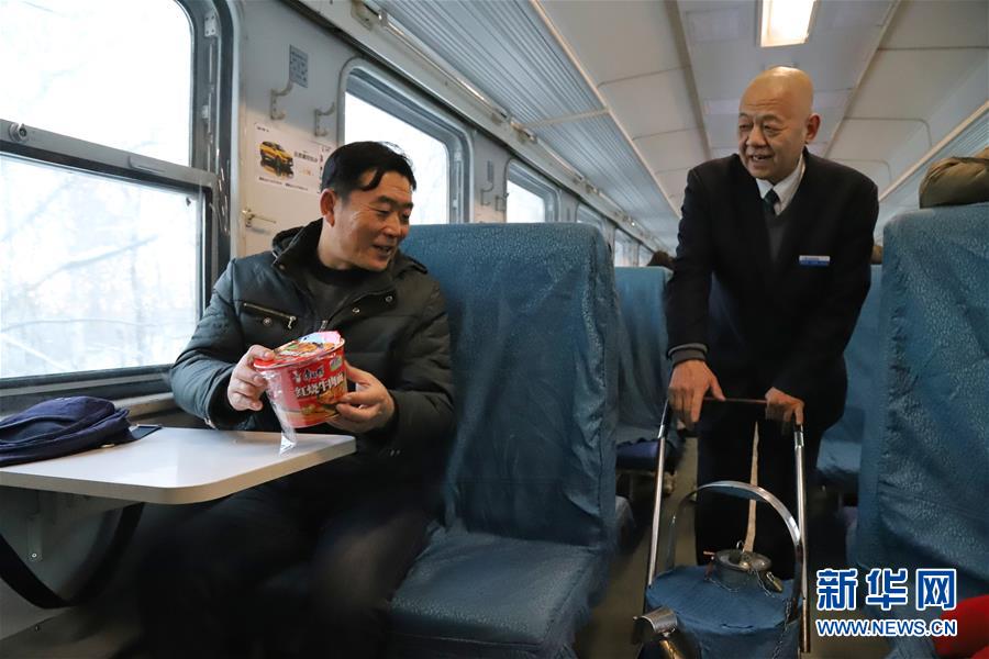 （新春走基層·圖文互動(dòng)）（1）小康路上，與“小慢車”同行——長白山區(qū)綠皮火車二三事