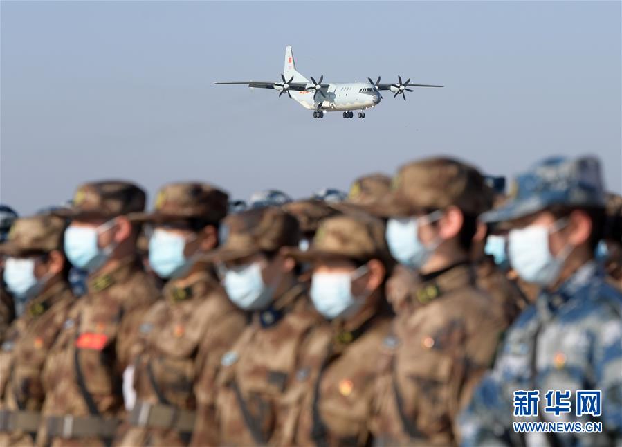（聚焦疫情防控·圖文互動(dòng)）（1）空軍第四次向武漢大規(guī)?？者\(yùn)醫(yī)療隊(duì)員和物資