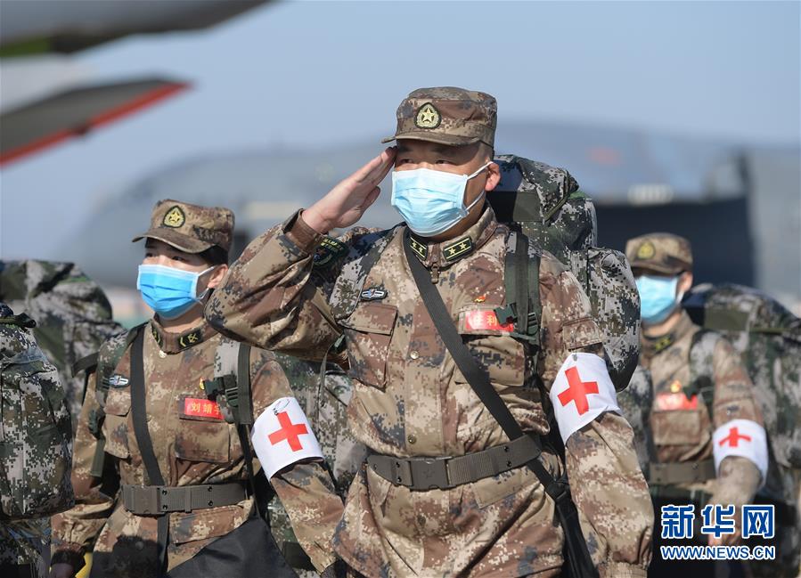 （聚焦疫情防控·圖文互動(dòng)）（11）空軍第四次向武漢大規(guī)?？者\(yùn)醫(yī)療隊(duì)員和物資