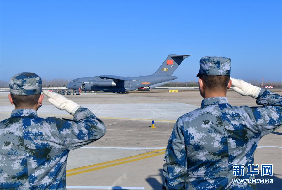 （聚焦疫情防控·圖文互動(dòng)）（12）空軍第四次向武漢大規(guī)?？者\(yùn)醫(yī)療隊(duì)員和物資