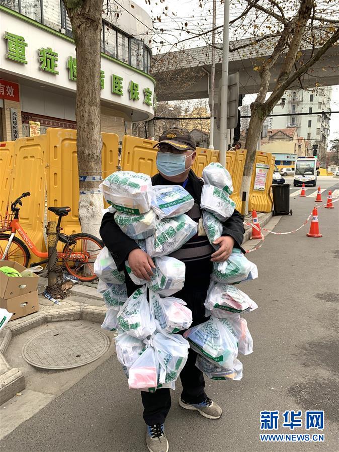 （新華全媒頭條·圖文互動）（1）守望相助，堅忍不拔——致敬武漢戰(zhàn)“疫”中千千萬萬個平凡英雄