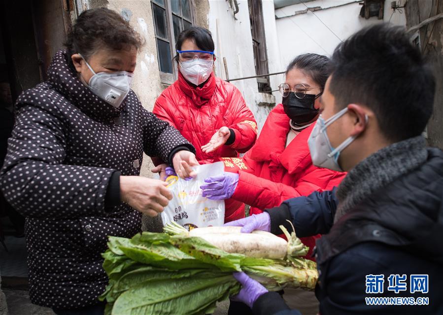 （新華全媒頭條·圖文互動）（10）守望相助，堅忍不拔——致敬武漢戰(zhàn)“疫”中千千萬萬個平凡英雄