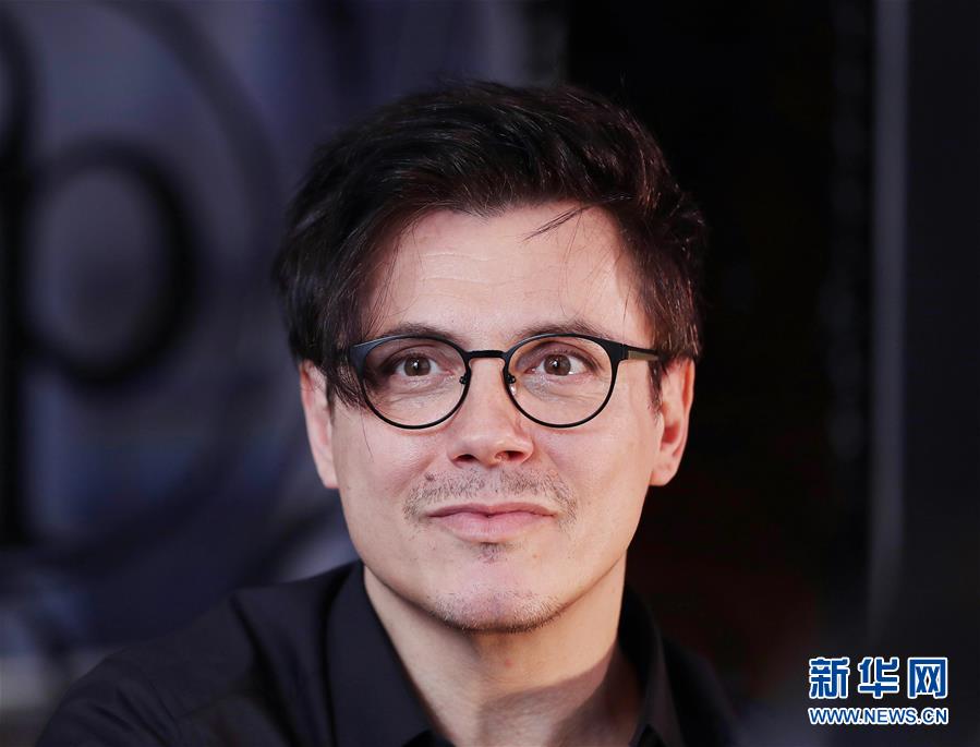 （國際·圖文互動(dòng)）（6）通訊：手牽手，我們共同驅(qū)散陰霾——法國音樂人創(chuàng)作抗疫歌曲背后的故事